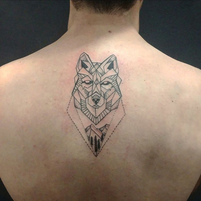 点击大图看下一张：狼头纹身 图腾 男生背部狼头纹身图片