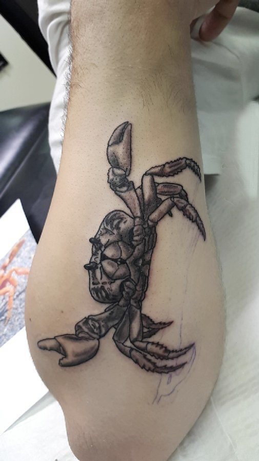 点击大图看下一张：螃蟹纹身图案 男生手臂上螃蟹纹身图案