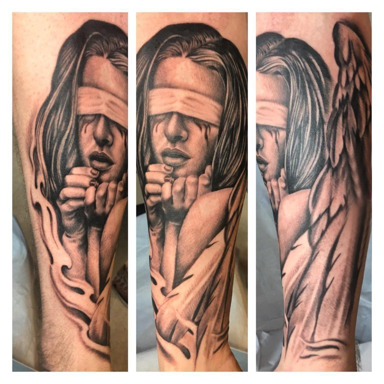 点击大图看下一张：人物肖像纹身  男生手臂上黑灰的人物纹身图片