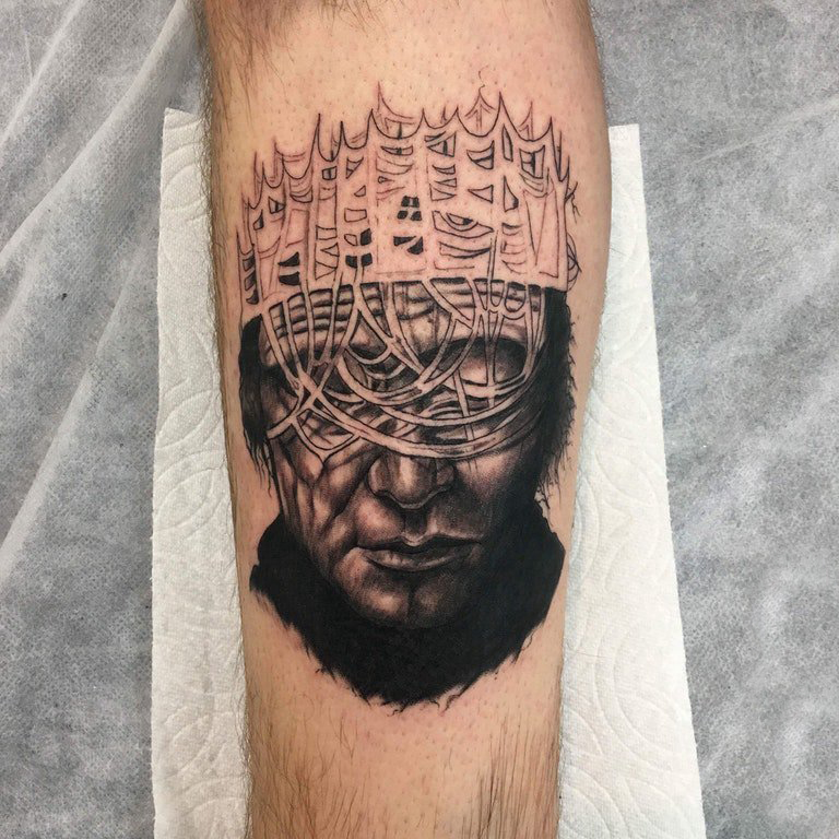 点击大图看下一张：人物肖像纹身 男生小腿上皇冠和人物纹身图片