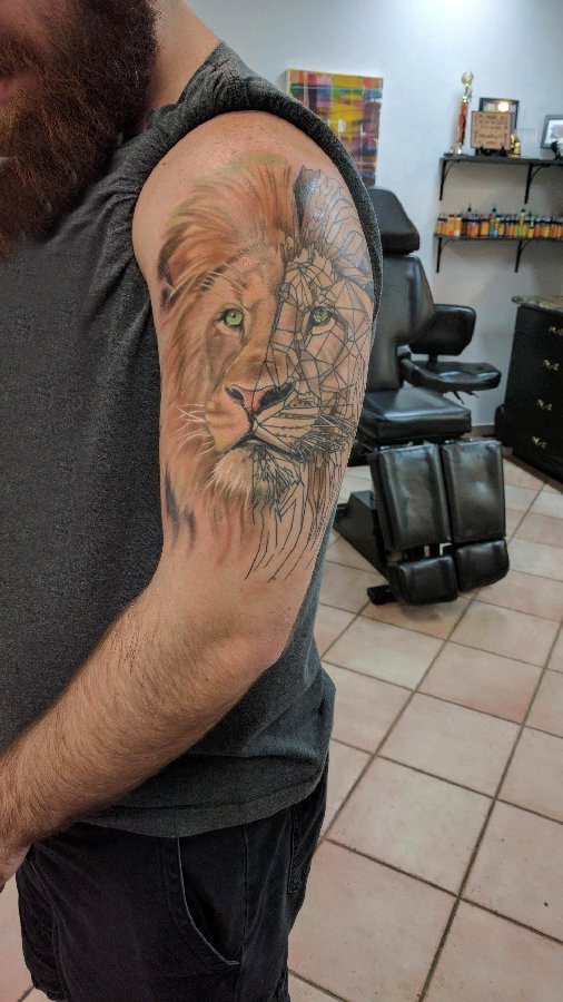 点击大图看下一张：狮子头纹身欧美 男生大臂上彩色的狮子纹身图片