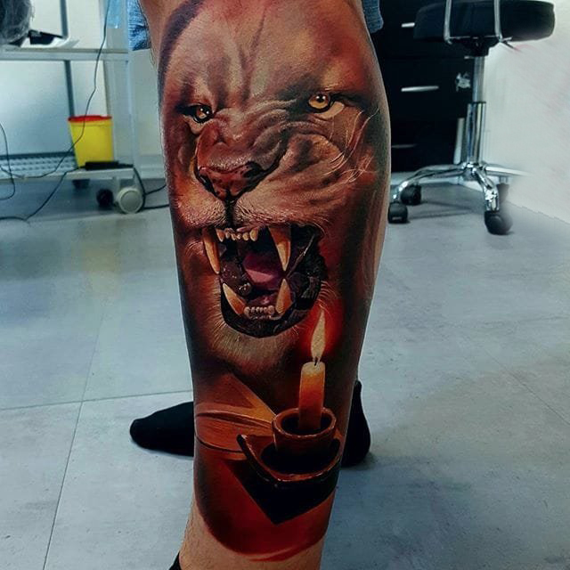 点击大图看下一张：狮子王纹身  男生小腿上彩色的狮子纹身图片