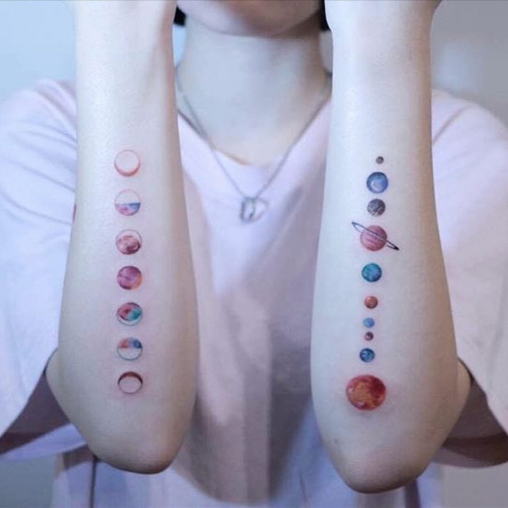 点击大图看下一张：手臂纹身素材 女生手臂上彩色星球纹身图片