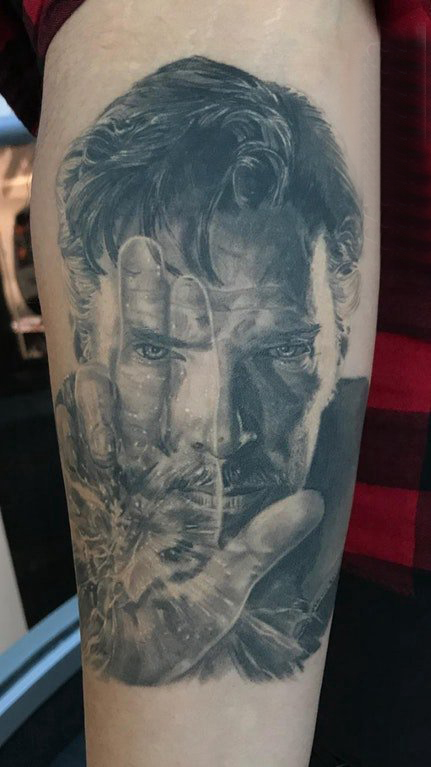 点击大图看下一张：手臂纹身图片 男生手臂上黑灰的明星人物纹身图片