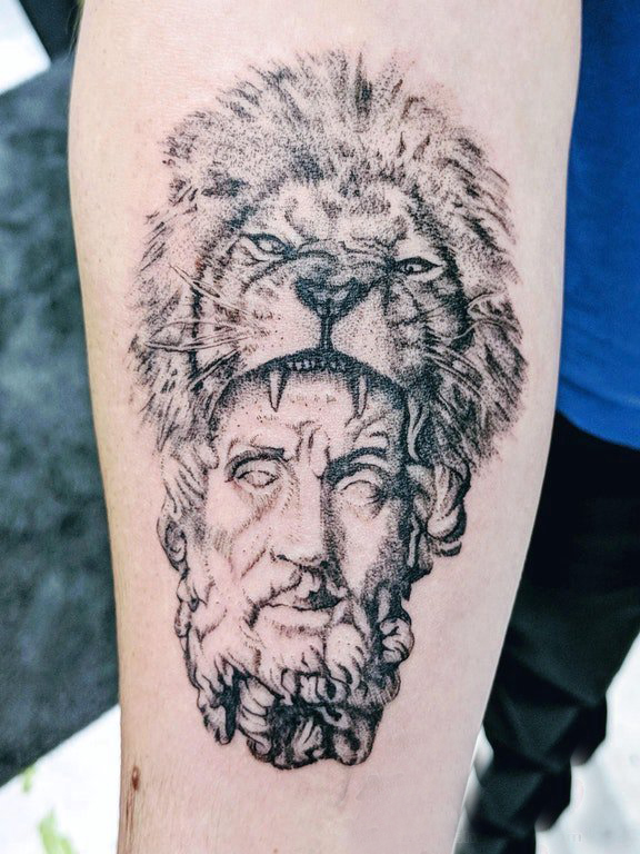 点击大图看下一张：手臂纹身图片 男生手臂上狮子和人物纹身图片
