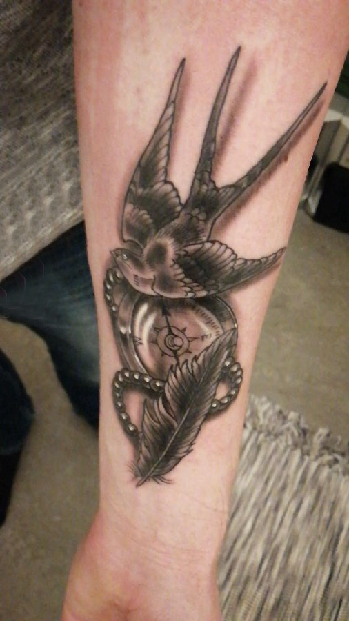 点击大图看下一张：手臂纹身图片 男生手臂上时钟和鸟纹身图片