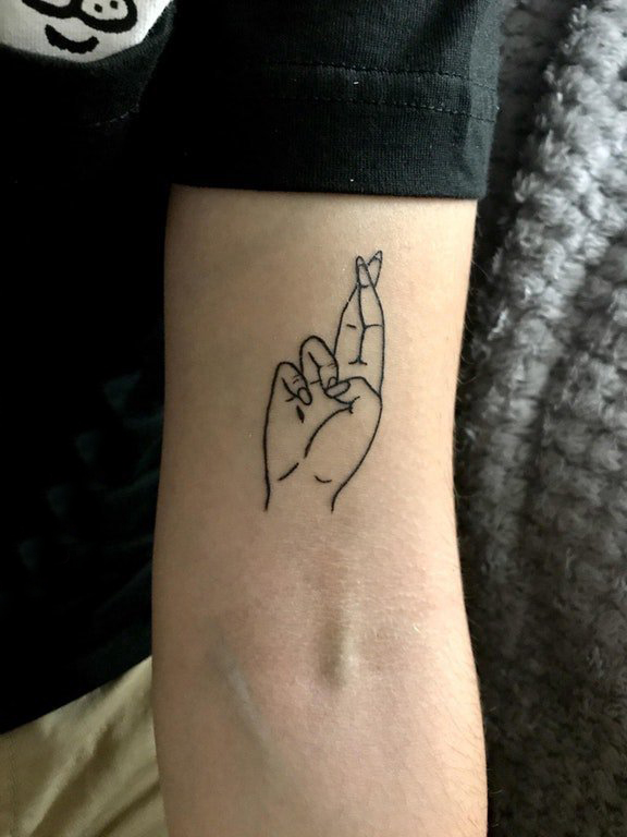 点击大图看下一张：手势纹身图案 男生手臂上黑色的手势纹身图片