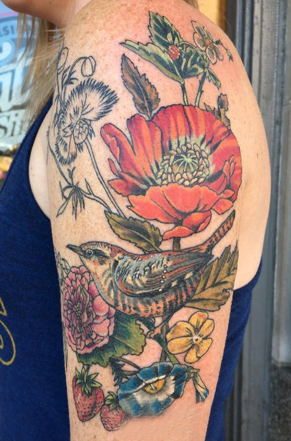 点击大图看下一张：双大臂纹身  男生大臂上花朵和鸟纹身图片