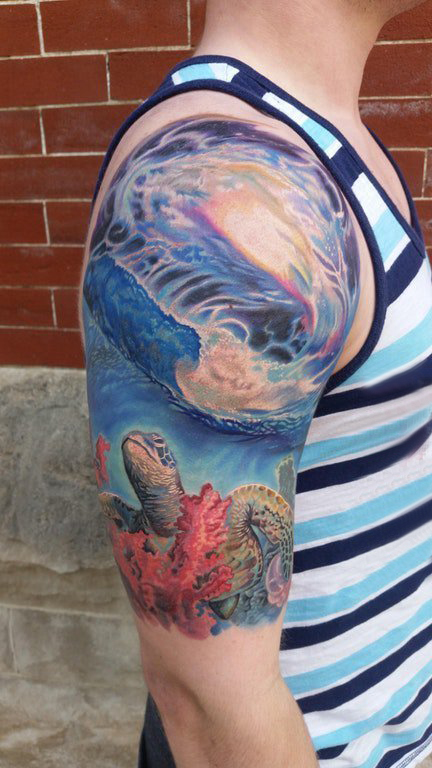 点击大图看下一张：海洋纹身素材 男生大臂上彩色的海龟纹身图片