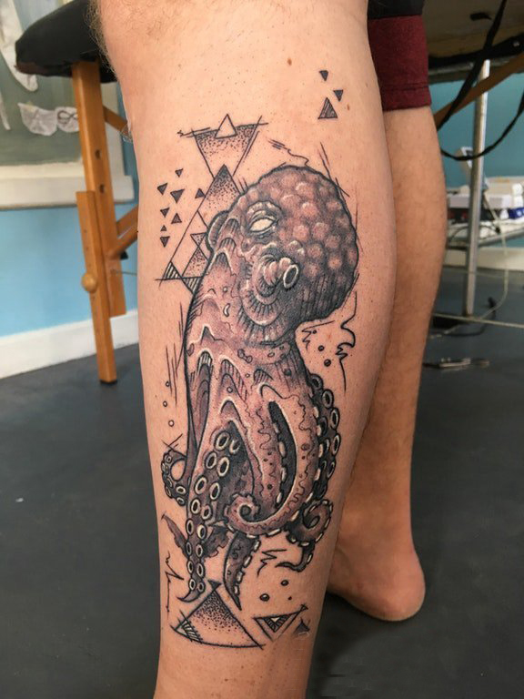 点击大图看下一张：黑色章鱼纹身 男生小腿上三角形和章鱼纹身图片