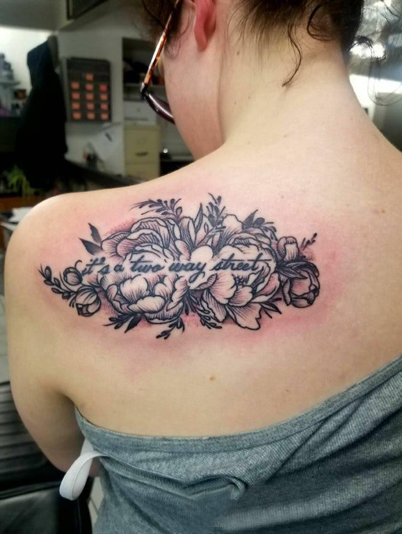 点击大图看下一张：花朵和英文纹身图案  女生后背上花朵和英文纹身图片