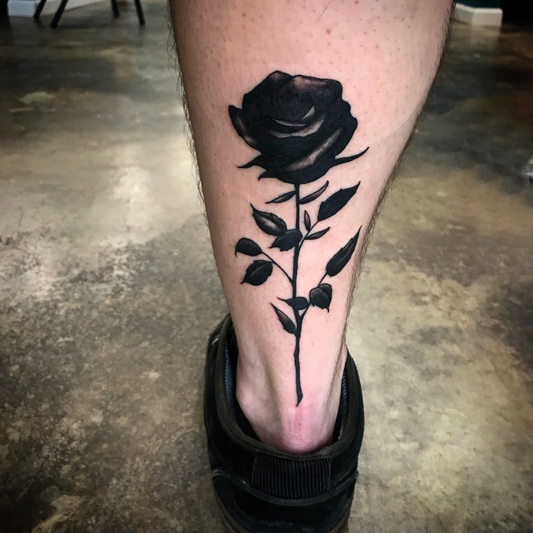 点击大图看下一张：花朵纹身 男生小腿上黑色的玫瑰纹身图片