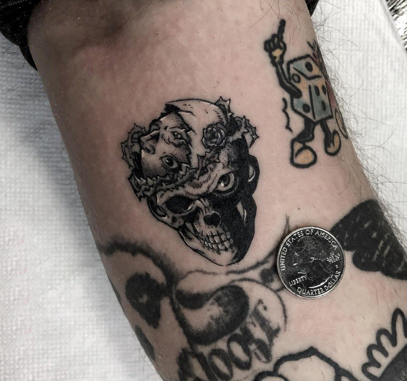 点击大图看下一张：骷髅纹身  男生手臂上黑色的骷髅纹身图片
