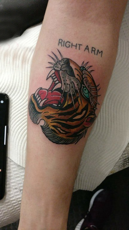 点击大图看下一张：老虎头纹身图案  男生小臂上彩色的老虎头纹身图片