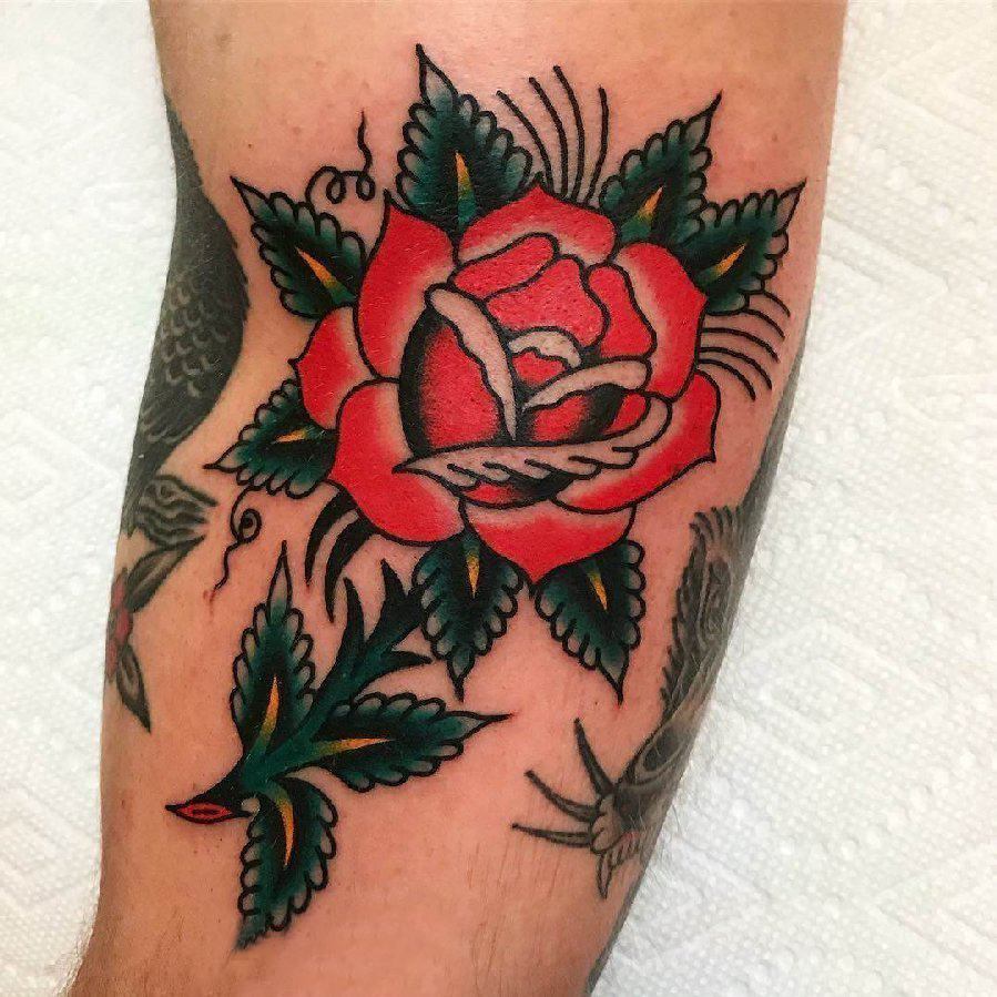 点击大图看下一张：玫瑰纹身图  男生手臂上彩色的玫瑰纹身图片