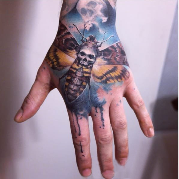 点击大图看下一张：手背纹身  男生手背上彩绘骷髅纹身图片