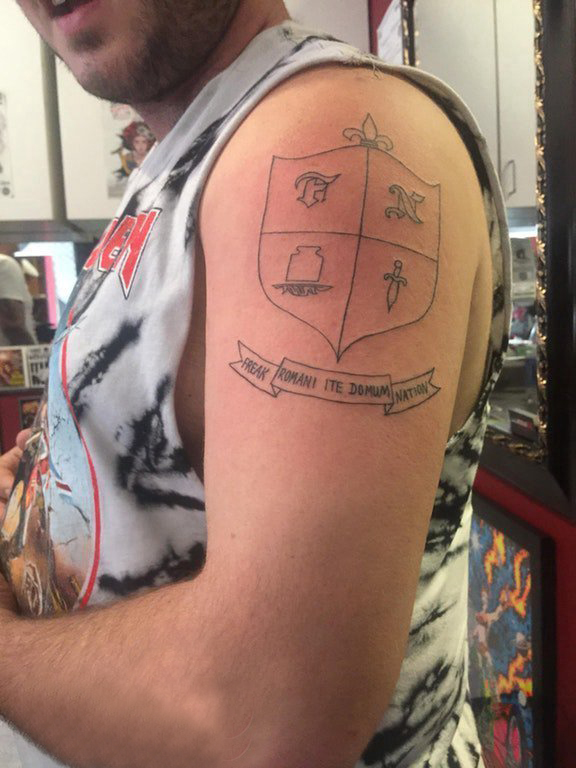 点击大图看下一张：双大臂纹身 男生大臂上英文和盾牌纹身图片