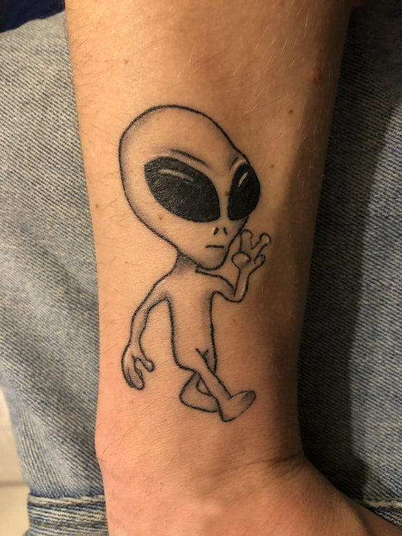 点击大图看下一张：外星人纹身 男生手臂上黑色的外星人纹身图片