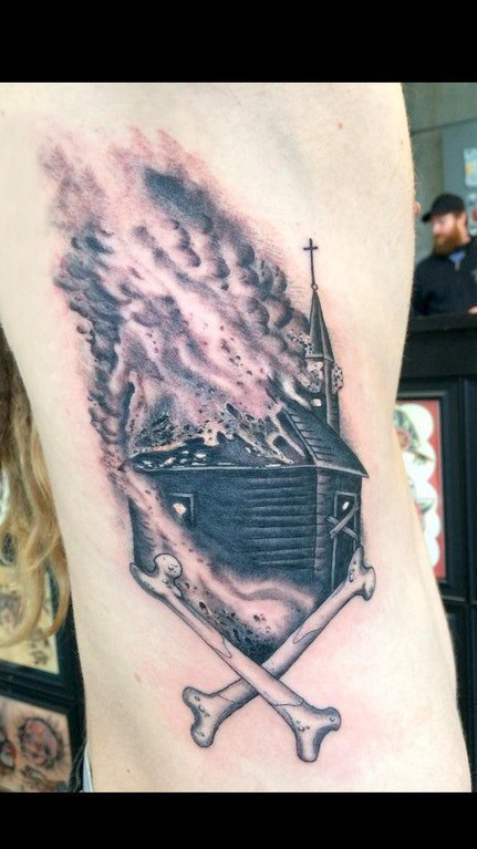 点击大图看下一张：纹身侧腰男 男生侧腰上火焰和建筑物纹身图片