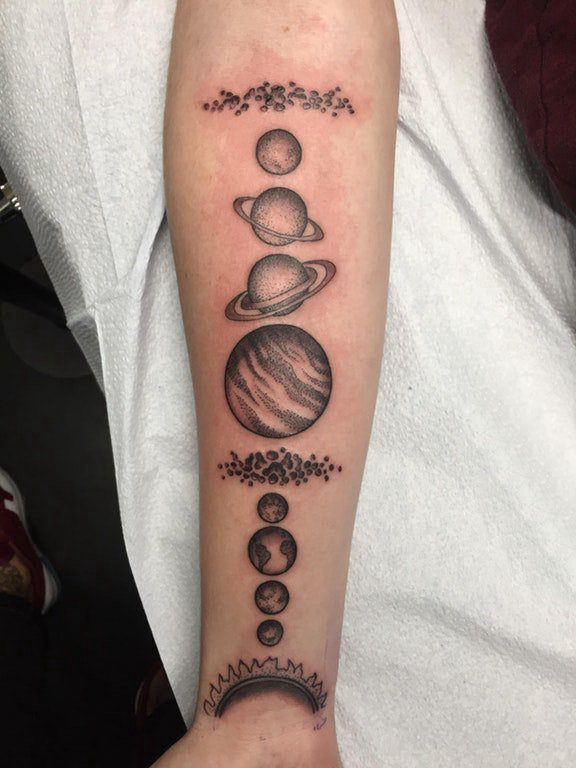 点击大图看下一张：纹身点刺技巧 女生手臂上黑灰的星球纹身图片