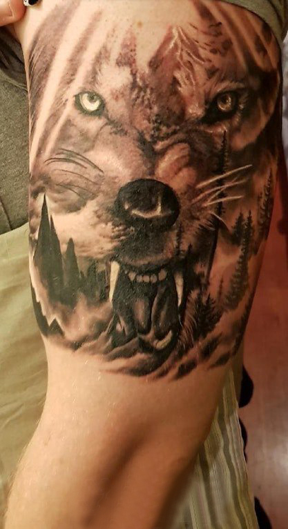 点击大图看下一张：纹身风景图案  男生大臂上风景和狼纹身图片