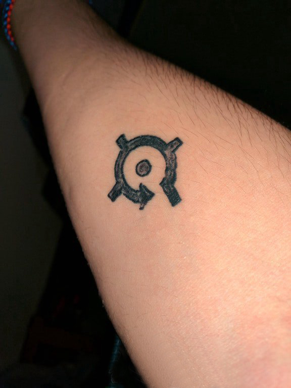 点击大图看下一张：纹身符号  男生手臂上极简的符号纹身图片