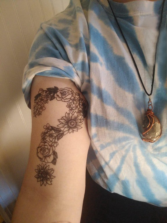 点击大图看下一张：纹身符号 女生手臂上花朵和问号纹身图片