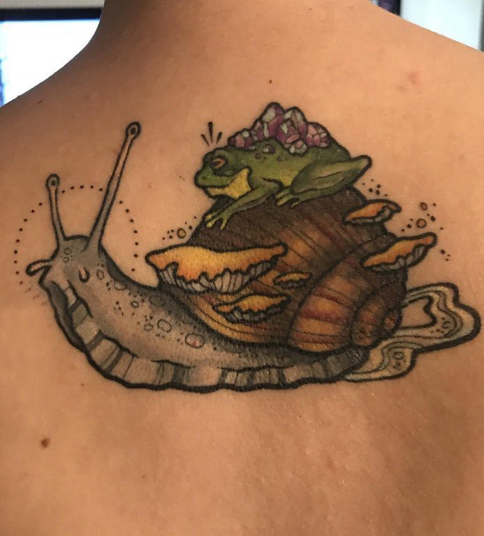 点击大图看下一张：纹身后背女 女生后背上青蛙和蜗牛纹身图片