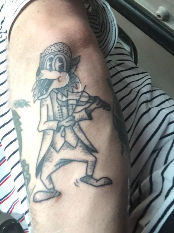 点击大图看下一张：纹身卡通  男生手臂上黑灰的卡通人物纹身图片