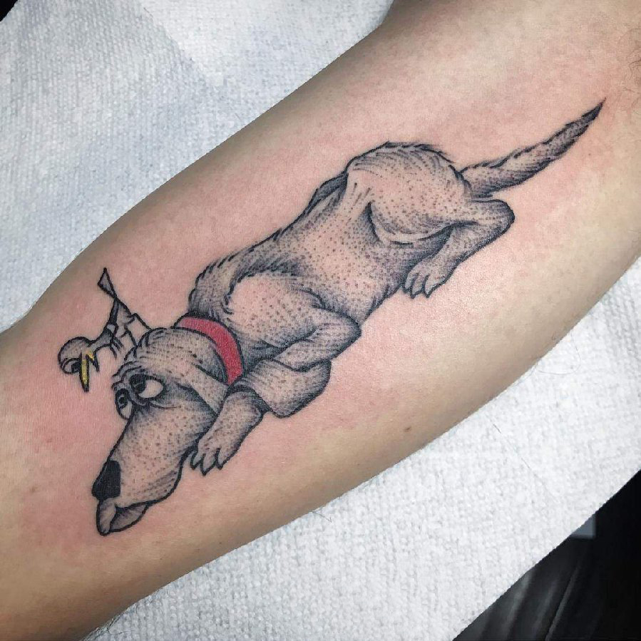 点击大图看下一张：纹身卡通 男生手臂上彩色的小狗纹身图片