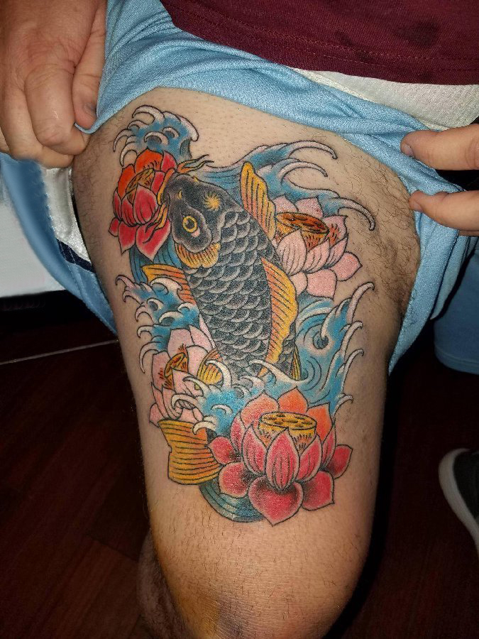 点击大图看下一张：纹身鲤鱼荷花  男生大腿上鲤鱼和荷花纹身图片