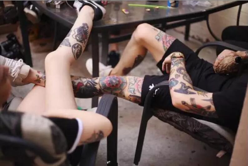 点击大图看下一张：选个好看的腿部刺青 怎么搭都帅气满分
