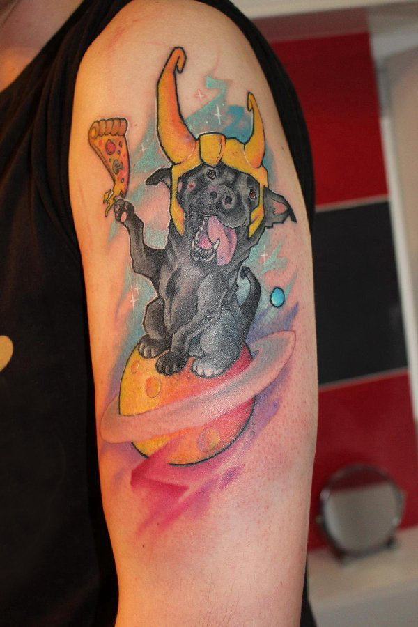 点击大图看下一张：宠物狗纹身  男生手臂上彩色的宠物狗和星球纹身图片