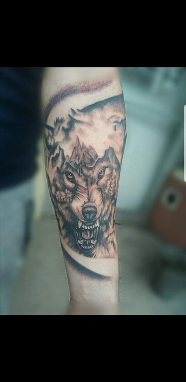 点击大图看下一张：滴血狼头纹身  女生小臂上黑灰的狼头纹身图片
