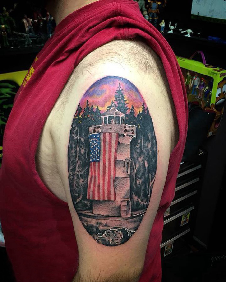 点击大图看下一张：建筑物纹身  男生大臂上彩色的建筑物纹身图片