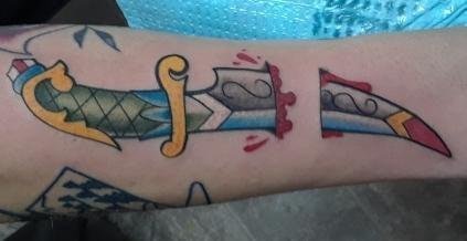 点击大图看下一张：欧美匕首纹身  男生手臂上彩色的欧美匕首纹身图片
