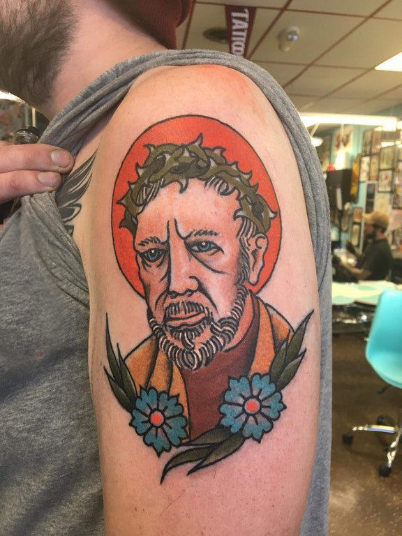 点击大图看下一张：人物肖像纹身 男生大臂上创意的肖像纹身图片
