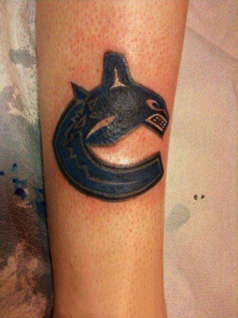 点击大图看下一张：鲨鱼纹身图  女生手臂上极简的鲨鱼纹身图片