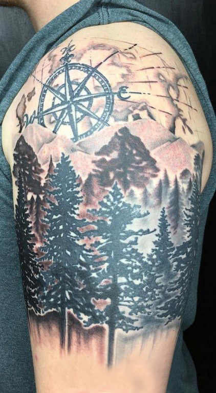 点击大图看下一张：双大臂纹身  男生大臂上森林和指南针纹身图片
