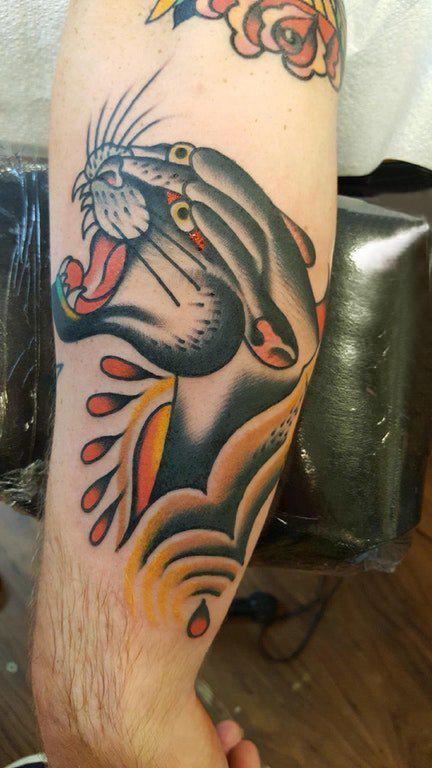 点击大图看下一张：纹身豹子 男生手臂上彩色的豹子纹身图片