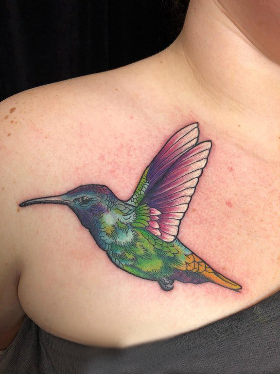 点击大图看下一张：纹身鸟  男生胸前彩色的鸟纹身图片