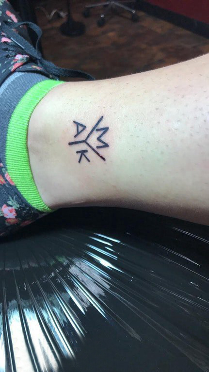 点击大图看下一张：纹身女字母图  女生脚踝上黑色的字母纹身图片