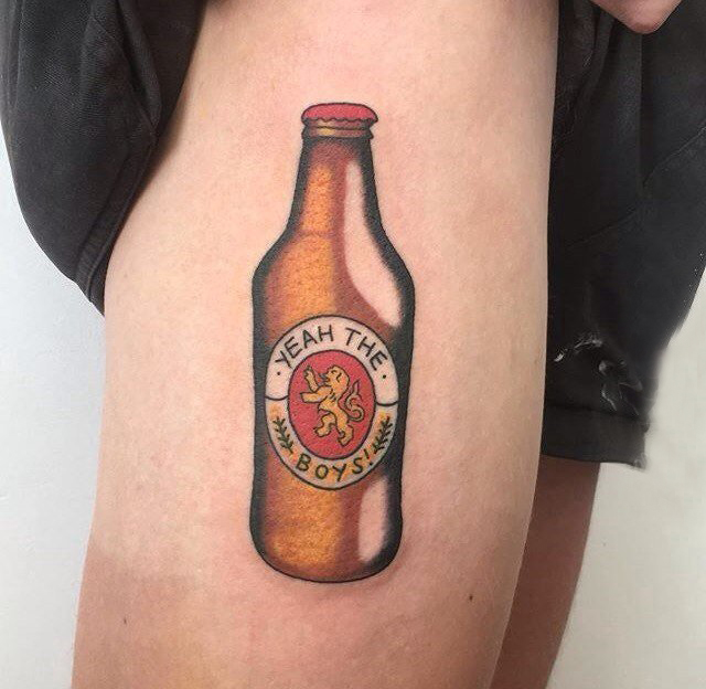 点击大图看下一张：酒瓶图案纹身  女生大腿上彩色的酒瓶纹身图片