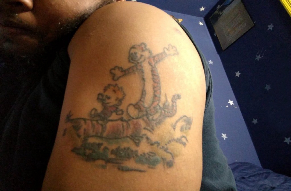 点击大图看下一张：卡通老虎纹身图案 男生大臂上彩色的卡通老虎纹身图片