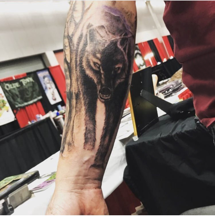 点击大图看下一张：狼纹身 男生小臂上黑灰的狼纹身图片