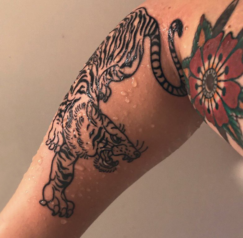 点击大图看下一张：老虎和花朵纹身图案  男生手臂上老虎和花朵纹身图片