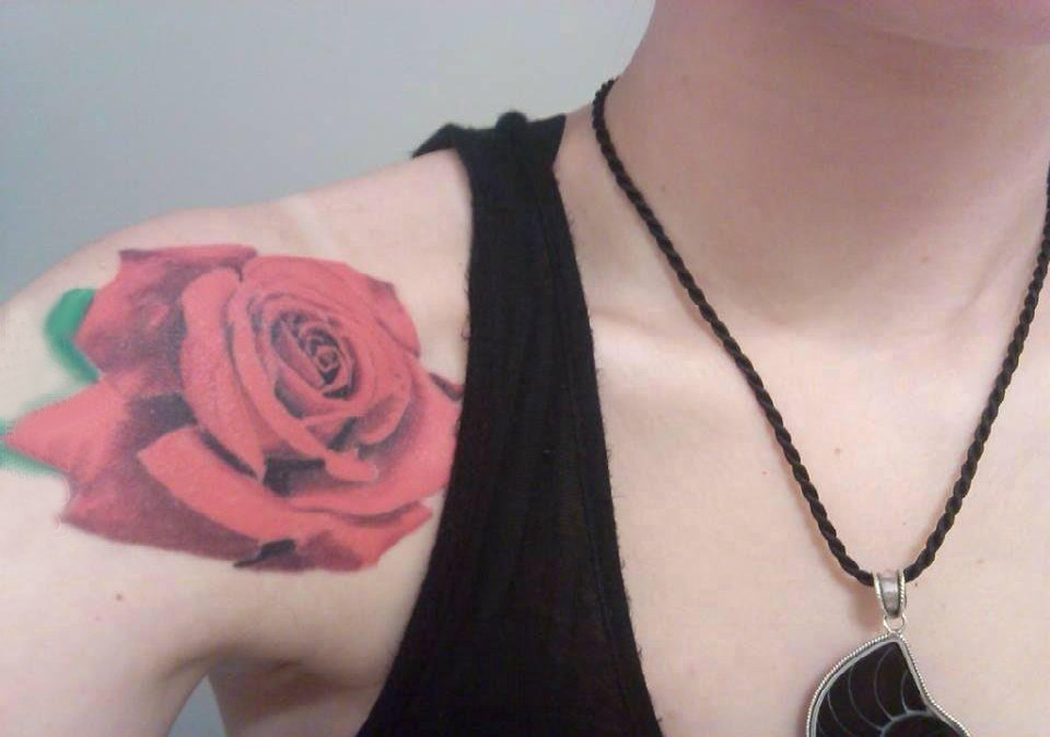 点击大图看下一张：纹身玫瑰花  女生鉴赏彩色的玫瑰花纹身图片