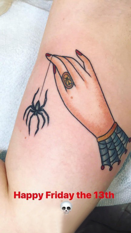 点击大图看下一张：纹身手臂内侧女  女生手臂上蜘蛛和手纹身图片