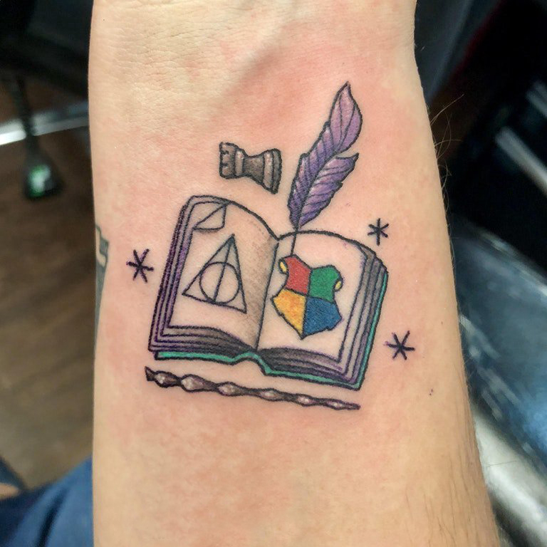点击大图看下一张：纹身书籍 男生手臂上羽毛笔和书籍纹身图片