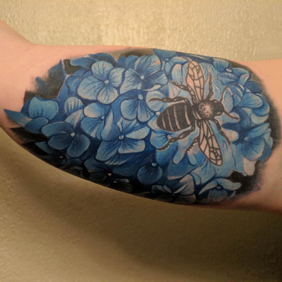 点击大图看下一张：纹身图案花朵  男生大臂上彩色的花朵和蜜蜂纹身图片